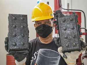 Potret Pembuatan Paving Block dari Sampah Plastik