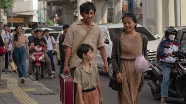 Nightmares & Daydreams The Orphan. (L to R) Yoga Pratama as Iyos, Nirina Zubir as Ipah in Nightmares & Daydreams The Orphan. Cr. Courtesy of Netflix © 2024