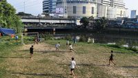 Serunya Bermain Sepakbola di Bantaran Kanal Banjir Barat