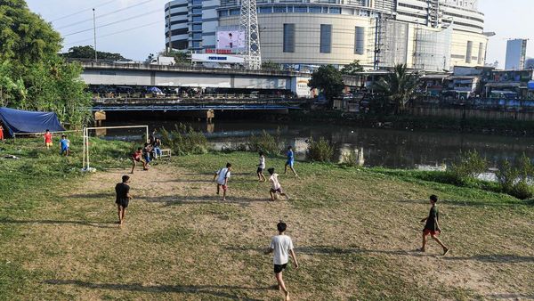 Serunya Bermain Sepakbola di Bantaran Kanal Banjir Barat