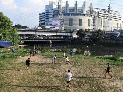 Serunya Bermain Sepakbola di Bantaran Kanal Banjir Barat