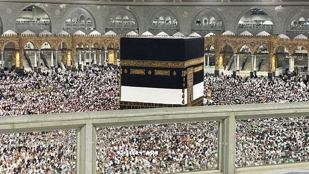 Pilgrims circle the Kaaba as they perform Tawaf at the Grand Mosque, ahead of the annual haj pilgrimage, in Mecca, Saudi Arabia, June 9, 2024. REUTERS/Ayman El Sahli