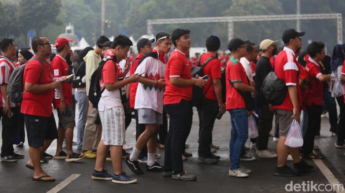 Suporter Timnas Mulai Padati GBK Suporter Timnas Mulai Padati GBK