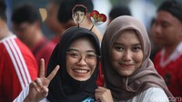 Beberapa dari merek terlihat mengenakan aksesoris unik berupa bando dengan detail wajah Rafael Struick.