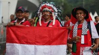 Ada pula yang mengenakan aksesoris kepala khas suku Indian.