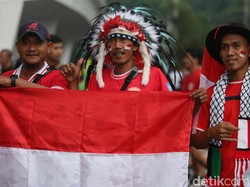 Ada pula yang mengenakan aksesoris kepala khas suku Indian.