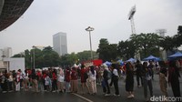 Begini potret sejumlah suporter Timnas Indonesia yang memadai kawasan SUGBK, Jakarta, Selasa (11/6/2024).
