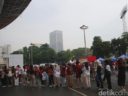 Begini potret sejumlah suporter Timnas Indonesia yang memadai kawasan SUGBK, Jakarta, Selasa (11/6/2024).