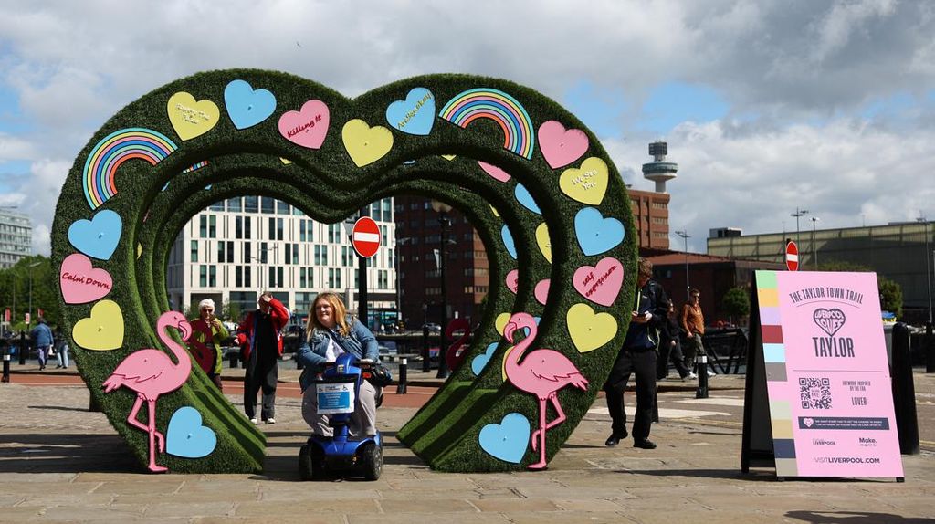 Taylor Town Semarakkan Konser Taylor Swift di Liverpool Taylor Town Semarakkan Konser Taylor Swift di Liverpool