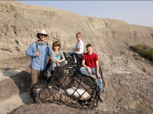 Tak Terduga, Tiga Bocah Temukan Fosil T-Rex Saat Jalan-jalan
