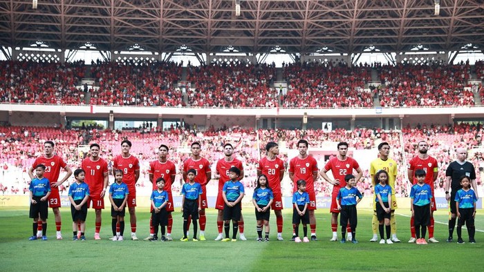 JAKARTA, INDONESIA - JUNE 06: Indonesia team players line up during the FIFA World Cup Asian 2nd qualifier Group F match between Indonesia and Iraq at Gelora Bung Karno Stadium on June 06, 2024 in Jakarta, Indonesia. (Photo by Robertus Pudyanto/Getty Images)