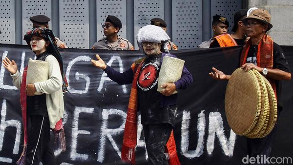 Tolak Investasi Tambang, Petani Asal Sumut Aksi Teatrikal di Kedubes China