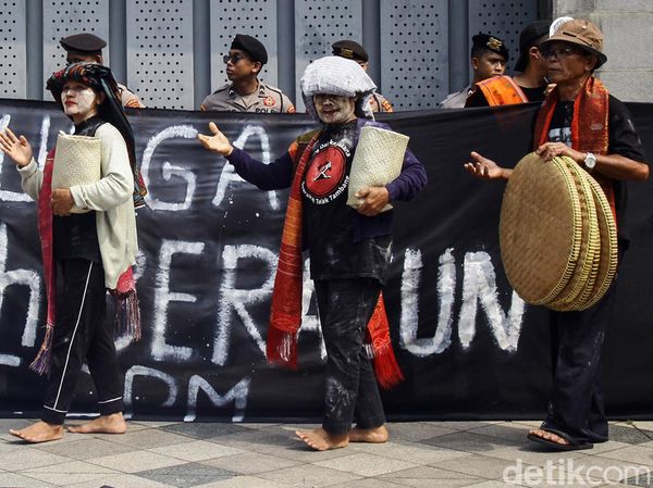 Tolak Investasi Tambang, Petani Asal Sumut Aksi Teatrikal di Kedubes China