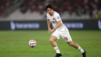 Pemain Indonesia menggempur pertahanan Filipina untuk menciptakan gol pembuka.