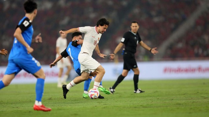Indonesia sedang memimpin 1-0 dari Filipina pada babak I laga Kualifikasi Piala Dunia 2026. Sepakan terukur Thom Haye menjadi pembeda.