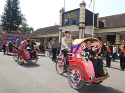 Kapolres Kediri Kota Kayuh Becak Antar Anggota Purna Bhakti