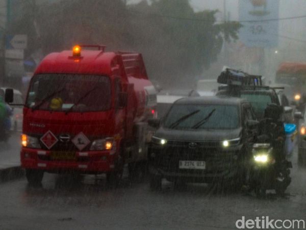 Waspada Hujan Deras dan Angin Kencang di Tangsel