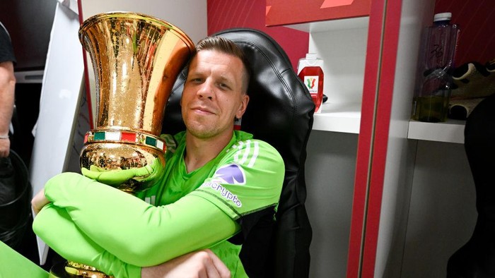 ROME, ITALY - MAY 15: Juventus goalkeeper Wojciech Szczesny celebrates victory with the trophy in the dressing room after the Coppa Italia final match between Atalanta BC and Juventus FC at Olimpico Stadium on May 15, 2024 in Rome, Italy. (Photo by Daniele Badolato - Juventus FC/Juventus FC via Getty Images)