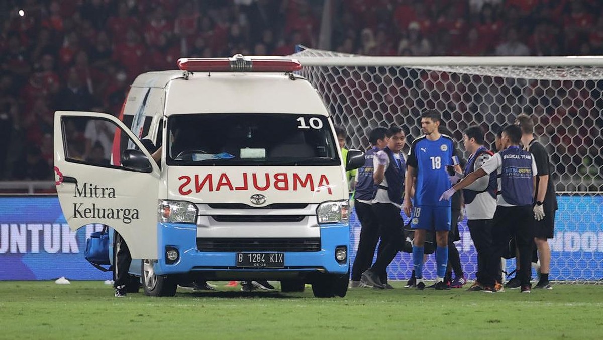 Suasana ketika Ugelvik (tidak tampak di kamera) harus dibawa masuk ambulans akibat benturan keras di lapangan. Foto: Getty Images/Robertus Pudyanto