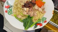 Mie Ayam Enak dengan Topping Spesial yang Diantre Pembeli