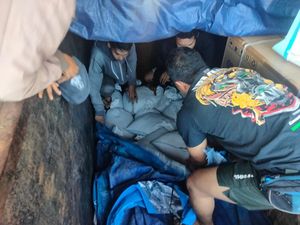 Penyelundupan Pasir Timah-Daging Babi Ilegal Digagalkan Polisi, Ini Kronologinya Penyelundupan Pasir Timah-Daging Babi Ilegal Digagalkan Polisi, Ini Kronologinya