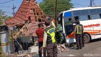 Bus Tabrak Pemotor dan Pos JPL di Pasuruan