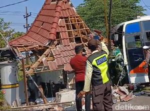Bus Tabrak Pemotor dan Pos JPL di Pasuruan