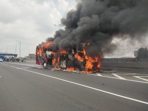 Bus Terbakar di Tol Wiyoto Wiyono Arah Priok Angkut 54 Orang, Semua Selamat
