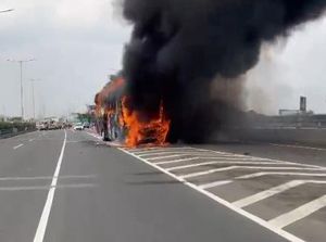 Bus Pariwisata Terbakar di Tol Arah Tanjung Priok, Lalin Macet