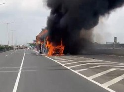 Bus Pariwisata Terbakar di Tol Arah Tanjung Priok, Lalin Macet