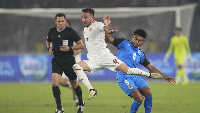 Indonesias Calvin Verdonk, 4, battles for the ball against Philippines Michael Baldisimo, 8, during the World Cup 2026 second round qualifier Group F Asia soccer match between Indonesia and the Philippines at Gelora Bung Karno Stadium in Jakarta, Indonesia, Tuesday, June 11, 2024. (AP Photo/Tatan Syuflana)