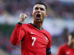 Gary Neville Kaget Tahu Rekor Gol Ronaldo: Itu Ilegal!