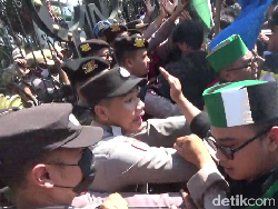 Demo Tolak Tapera di Lumajang Ricuh, Mahasiswa-Polisi Saling Dorong
