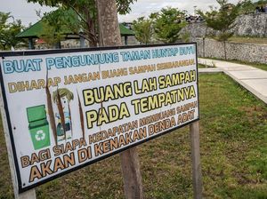 Buang Sampah Sembarangan di Taman Ini Akan Didenda Dua Ekor Kambing Buang Sampah Sembarangan di Taman Ini Akan Didenda Dua Ekor Kambing