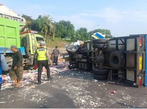 Dump Truck Vs Mobil Boks Es Krim Kecelakaan di Tol JORR, Muatan Berceceran Dump Truck Vs Mobil Boks Es Krim Kecelakaan di Tol JORR, Muatan Berceceran