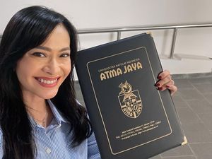 Yeay! Ersa Mayori Akhirnya Punya Ijazah S1, Padahal Lulus 20 Tahun Lalu
