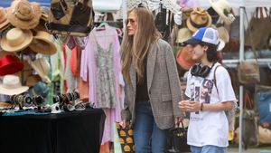 8 Gaya JLo Belanja di Pasar Loak saat Drama Keluarga, Tenteng Hermes