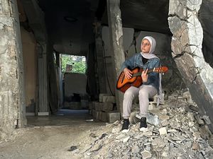 Sang Dewi Penghibur Anak-anak di Gaza itu Bernama Rahaf Nasser Sang Dewi Penghibur Anak-anak di Gaza itu Bernama Rahaf Nasser
