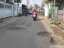 Warga Keluhkan Kondisi Jalan Margaluyu Bandung yang Rusak