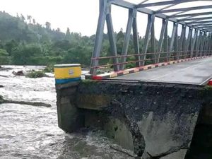 2 Jembatan di Maluku Tengah Putus Diterjang Banjir, Akses Warga Terisolasi
