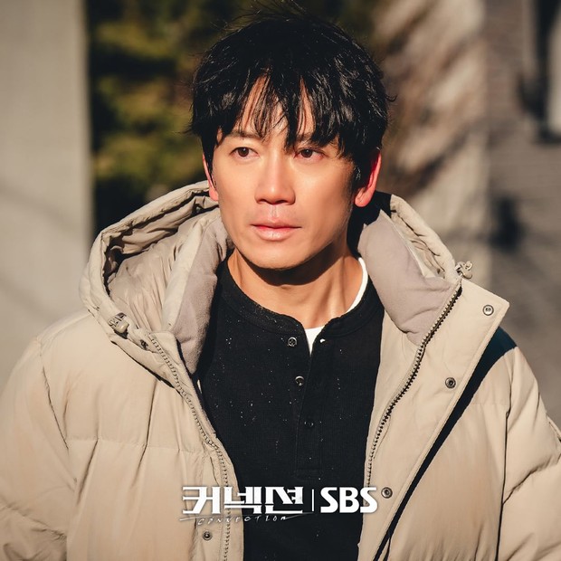 Ji Sung sebagai detektif di drama Connection / Foto: instagram.com/sbsdrama.official