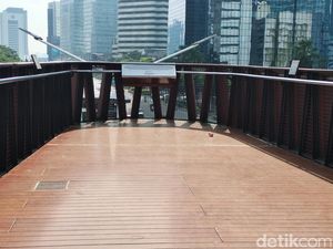 Sempat Bolong, Lantai JPO Pinisi Sudirman Sudah Diperbaiki