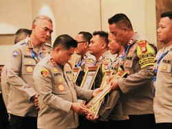 Kapolda Metro Beri Penghargaan ke Anggota Polsek Mampang Bentuk Kampung Magot