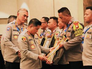 Kapolda Metro Beri Penghargaan ke Anggota Polsek Mampang Bentuk Kampung Magot Kapolda Metro Beri Penghargaan ke Anggota Polsek Mampang Bentuk Kampung Magot