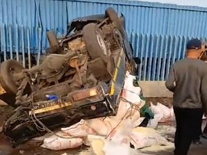 Ditabrak Truk Semen Hilang Kendali di Jonggol, Mobil Pikap Terguling