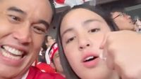 8 Foto Nia Ramadhani Nonton Timnas di GBK, Ajak 3 Anak Naik Transportasi Umum