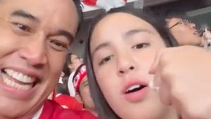 8 Foto Nia Ramadhani Nonton Timnas di GBK, Ajak 3 Anak Naik Transportasi Umum