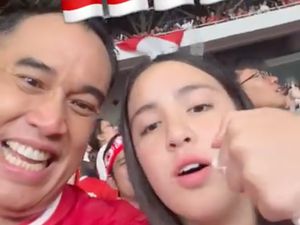 8 Foto Nia Ramadhani Nonton Timnas di GBK, Ajak 3 Anak Naik Transportasi Umum