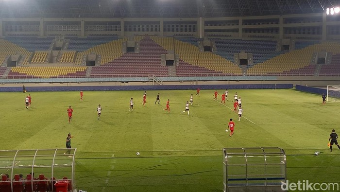 Laga uji coba Timnas Indonesia U-16 vs SKO Ragunan di Stadion Manahan, Solo, Rabu (12/6/2024).