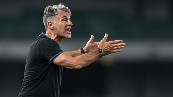 VERONA, ITALY - MAY 26: Marco Baroni of Hellas Verona FC coach reacts during the Serie A TIM match between Hellas Verona FC and FC Internazionale at Stadio Marcantonio Bentegodi on May 26, 2024 in Verona, Italy. (Photo by Image Photo Agency/Getty Images)